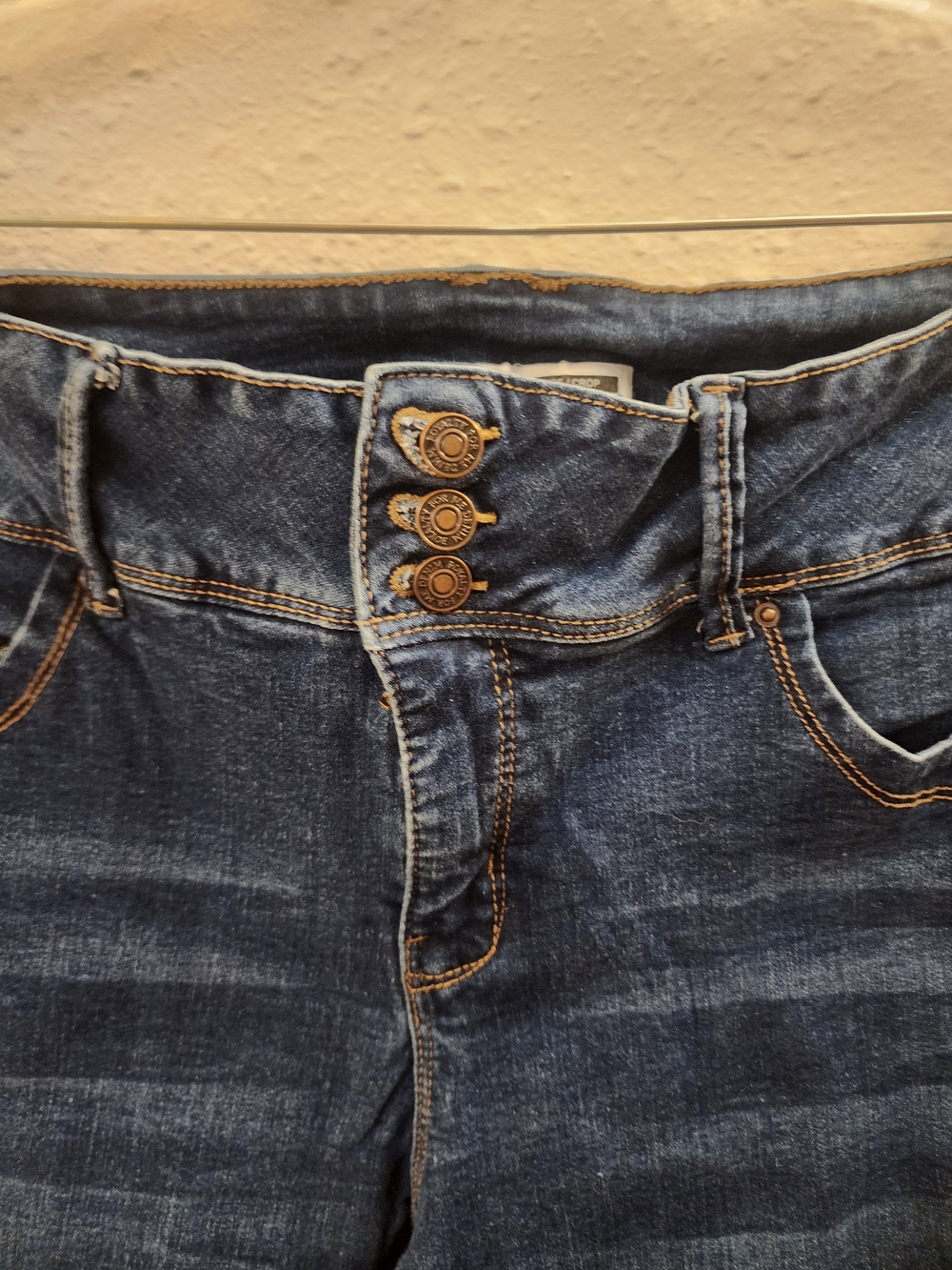 Sz 16 Royalty Wannabetta Butt 3 Button Dark Wash Shaping & Lifting Capris - Picture 2 of 5